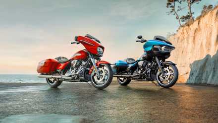 Motocicletas Harley-Davidson vermelhas Road Glide 2026 e Street Glide azuis estacionadas à beira-mar