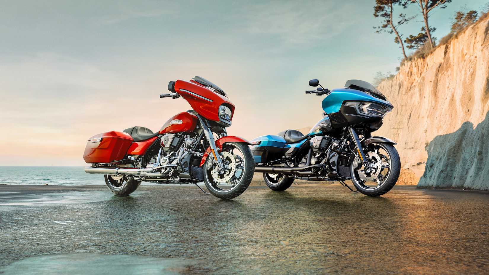 Motocicletas Harley-Davidson vermelhas Road Glide 2026 e Street Glide azuis estacionadas à beira-mar