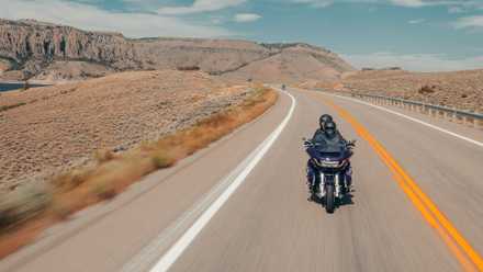 Uma vista frontal de uma Harley-Davidson Road Glide Limited 2026 andando em uma rodovia aberta