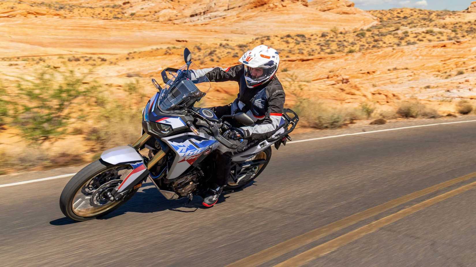 2026 Honda Africa Twin Adventure Sports ES inclinando-se para uma curva
