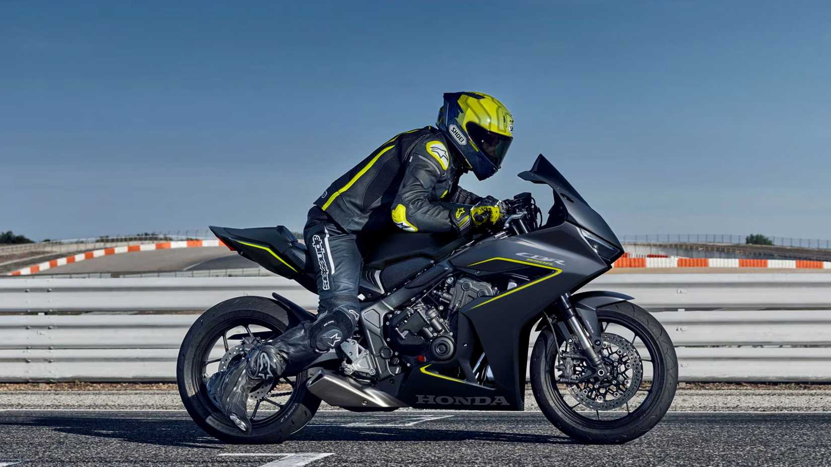 2026 Honda CBR650R Black acelerando na pista