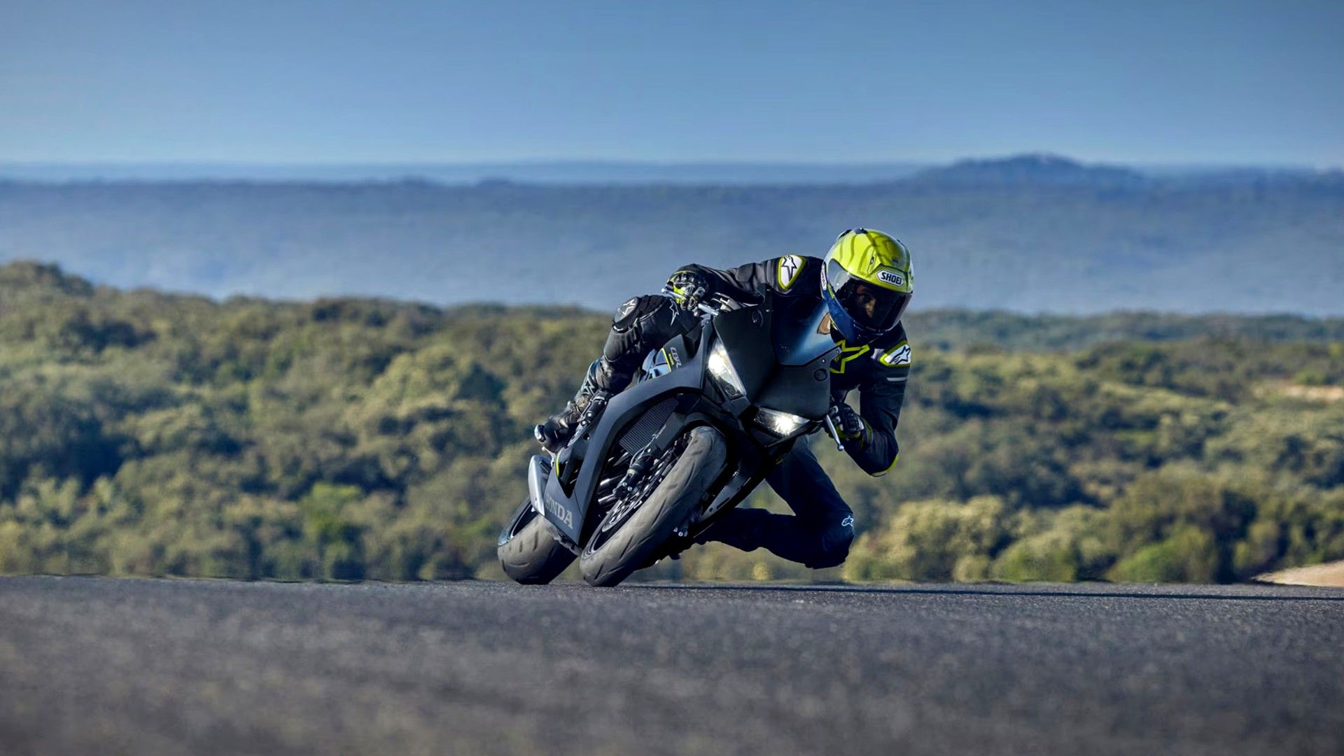 2026 Honda CBR650R virando à esquerda na pista