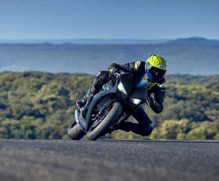 2026 Honda CBR650R virando à esquerda na pista