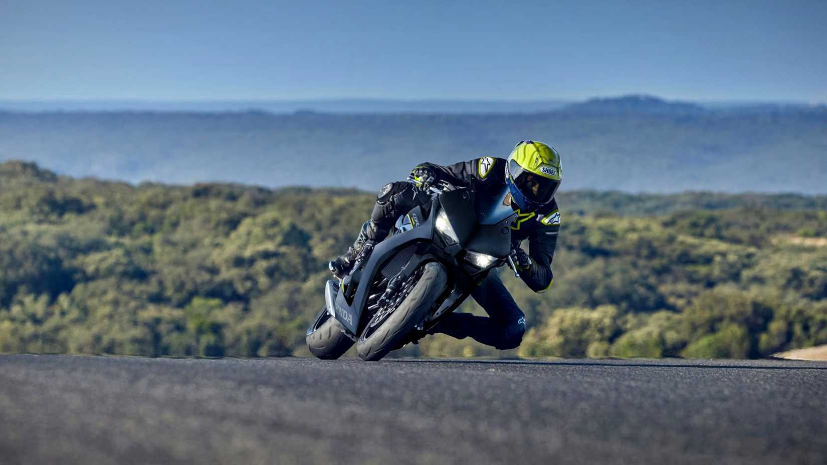 2026 Honda CBR650R virando à esquerda na pista