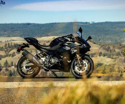 2026 Kawasaki Ninja 500 Black estacionada em um campo de grama