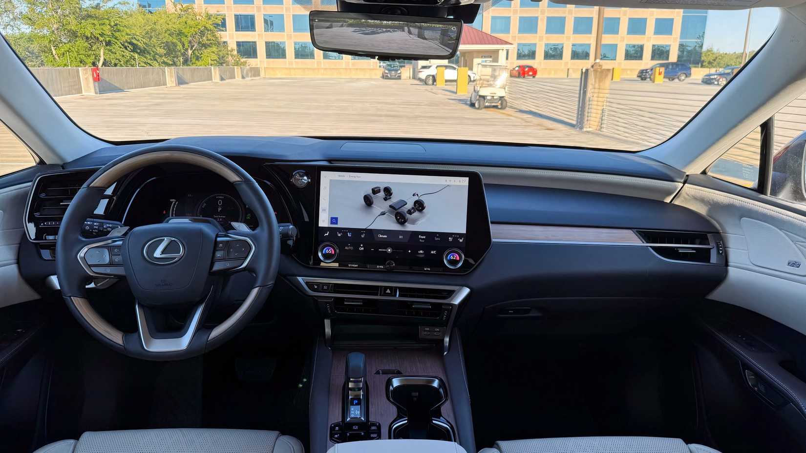 Foto do interior de um Lexus RX 2025 mostrando o painel