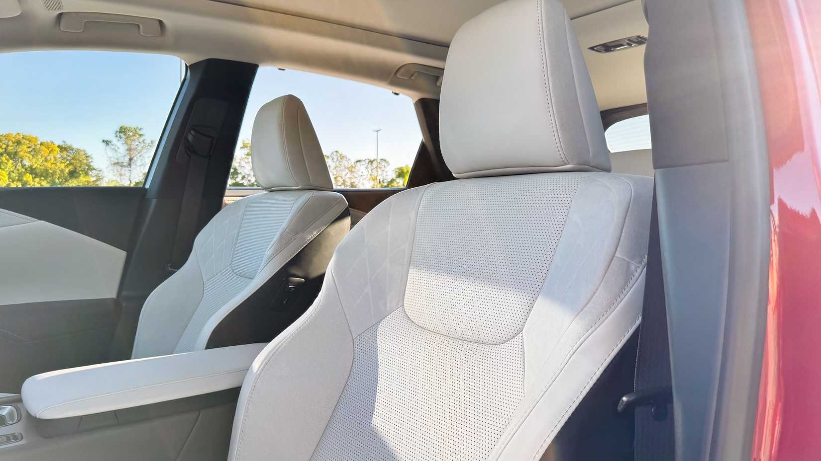 Foto do interior do Lexus RX 2026 dos bancos dianteiros