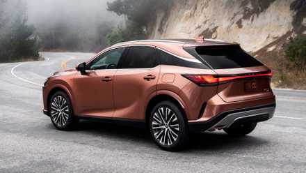 Lexus RX 2026 cor de cobre traseiro 3/4 estacionado na estrada