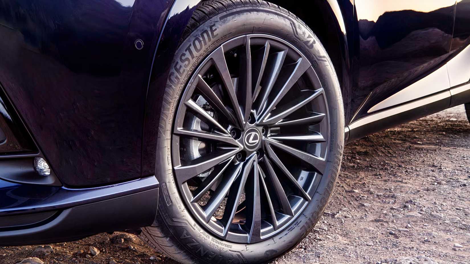 Close do volante de um Lexus RX 2026