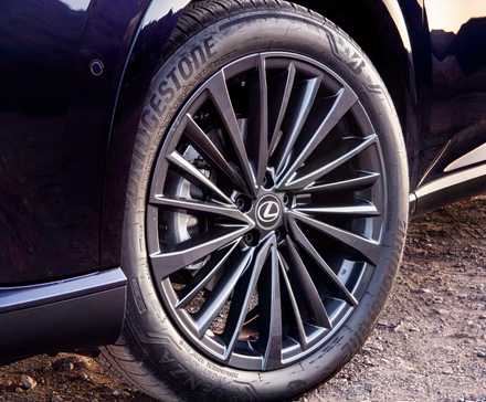 Close do volante de um Lexus RX 2026