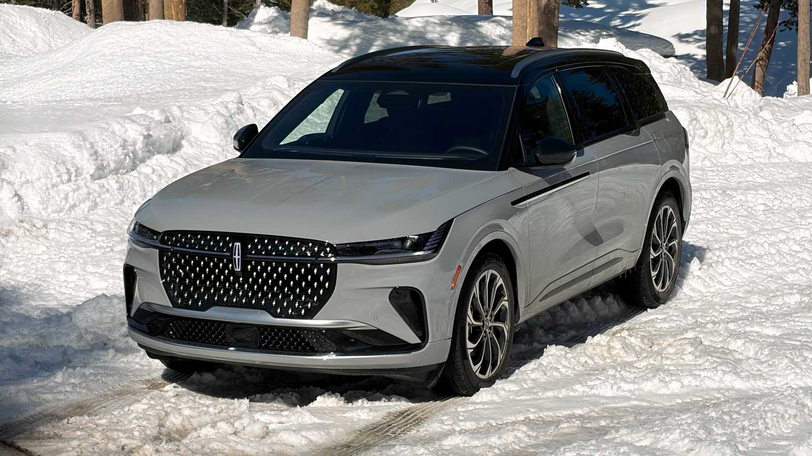 2026 Lincoln Nautilus Hybrid Exterior front 3.25 view left side snow