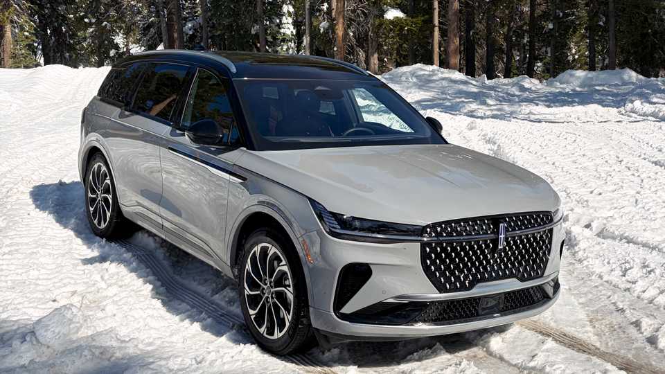 2026 Lincoln Nautilus Hybrid Exterior Front 3.25 view snow