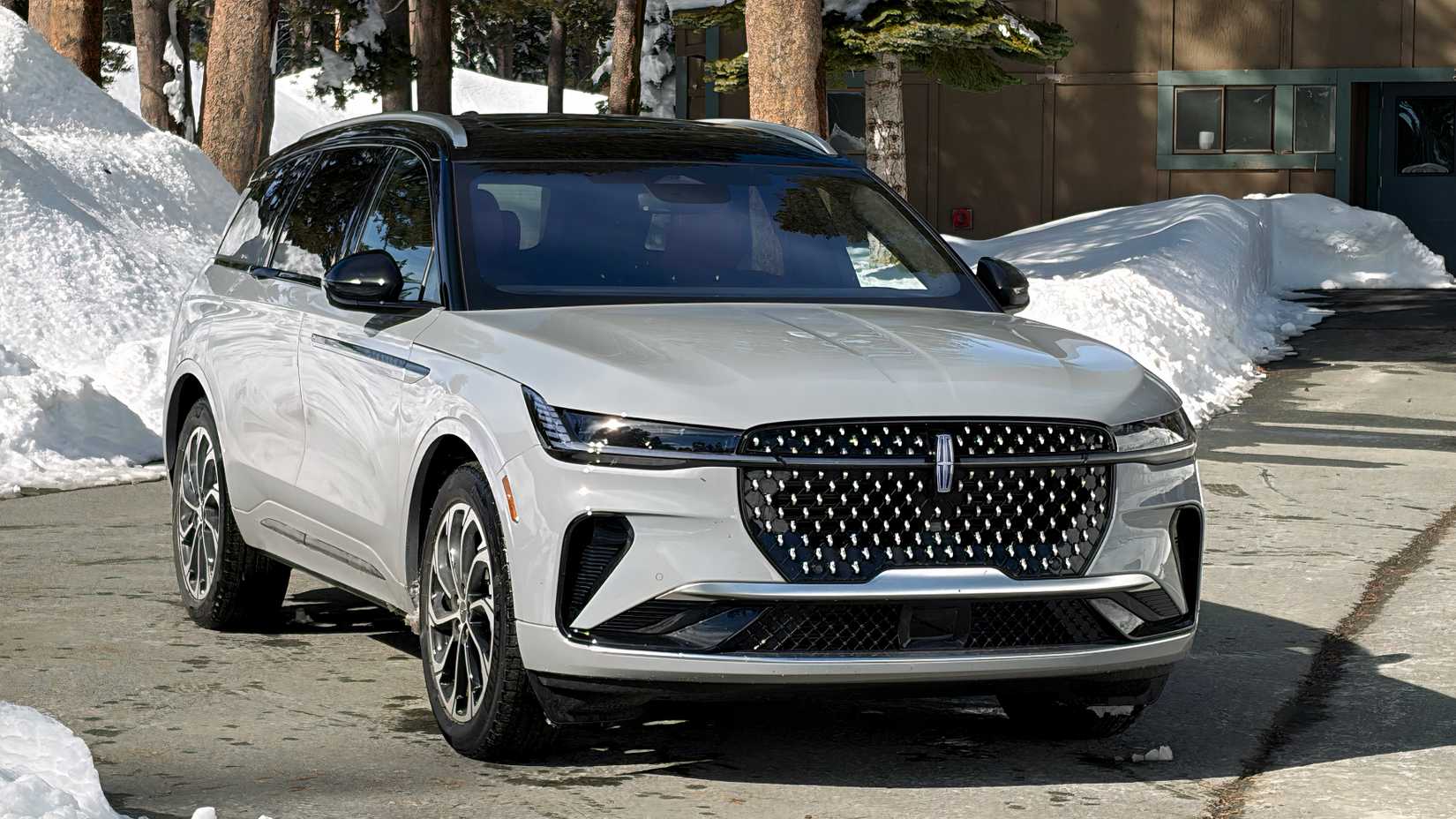 2026 Lincoln Nautilus Hybrid Exterior Front Beauty Shot