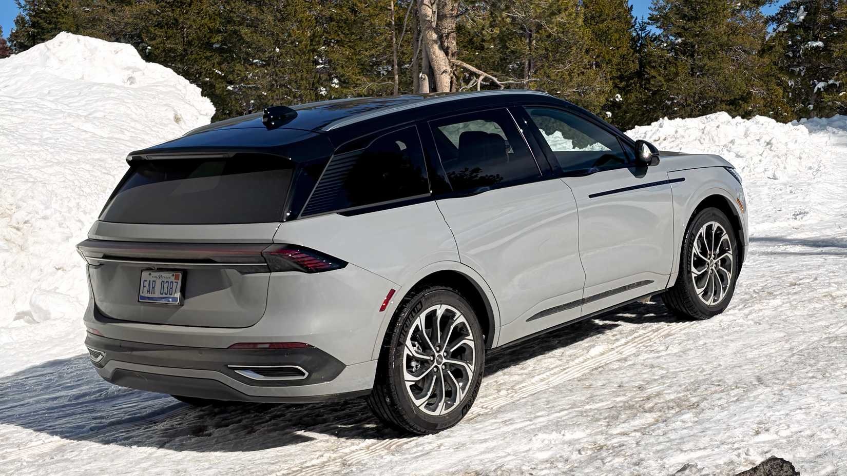 2026 Lincoln Nautilus Hybrid Exterior rear profile right snow