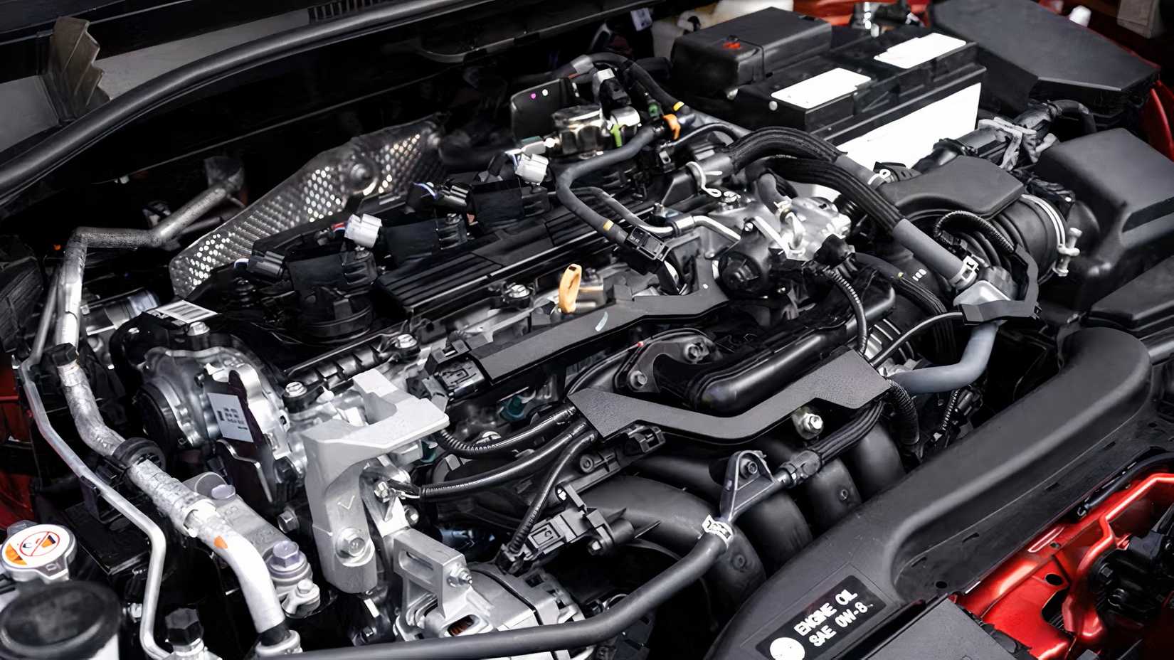 Foto do capô de um motor Toyota Corolla Cross 2026