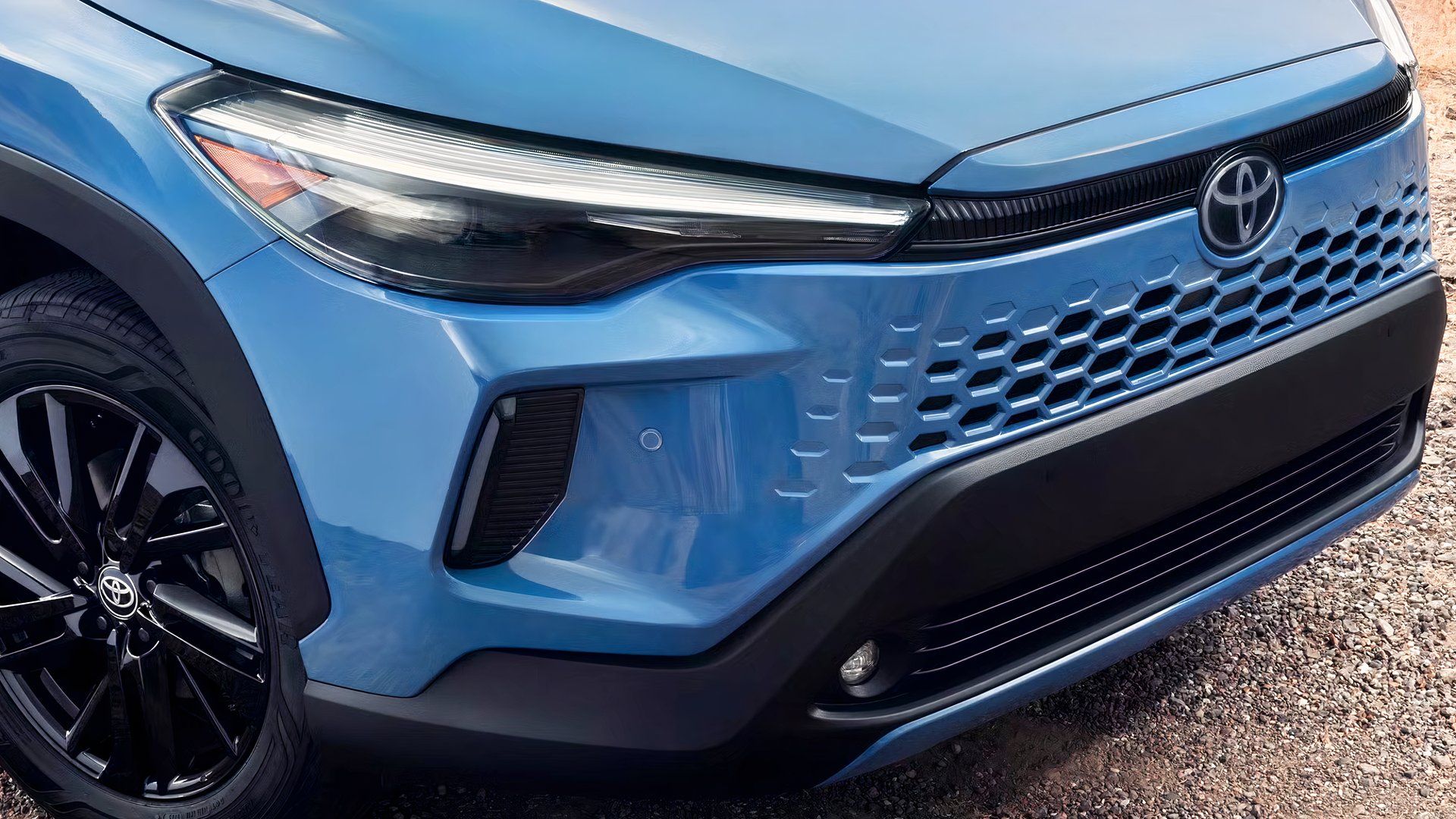 Close da frente de um Toyota Corolla Cross 2026 azul