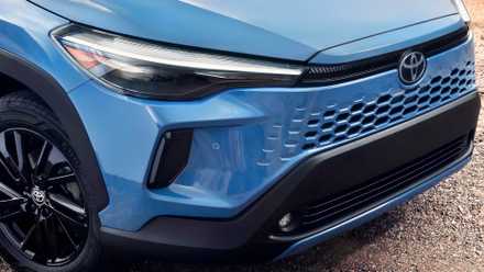 Close da frente de um Toyota Corolla Cross 2026 azul