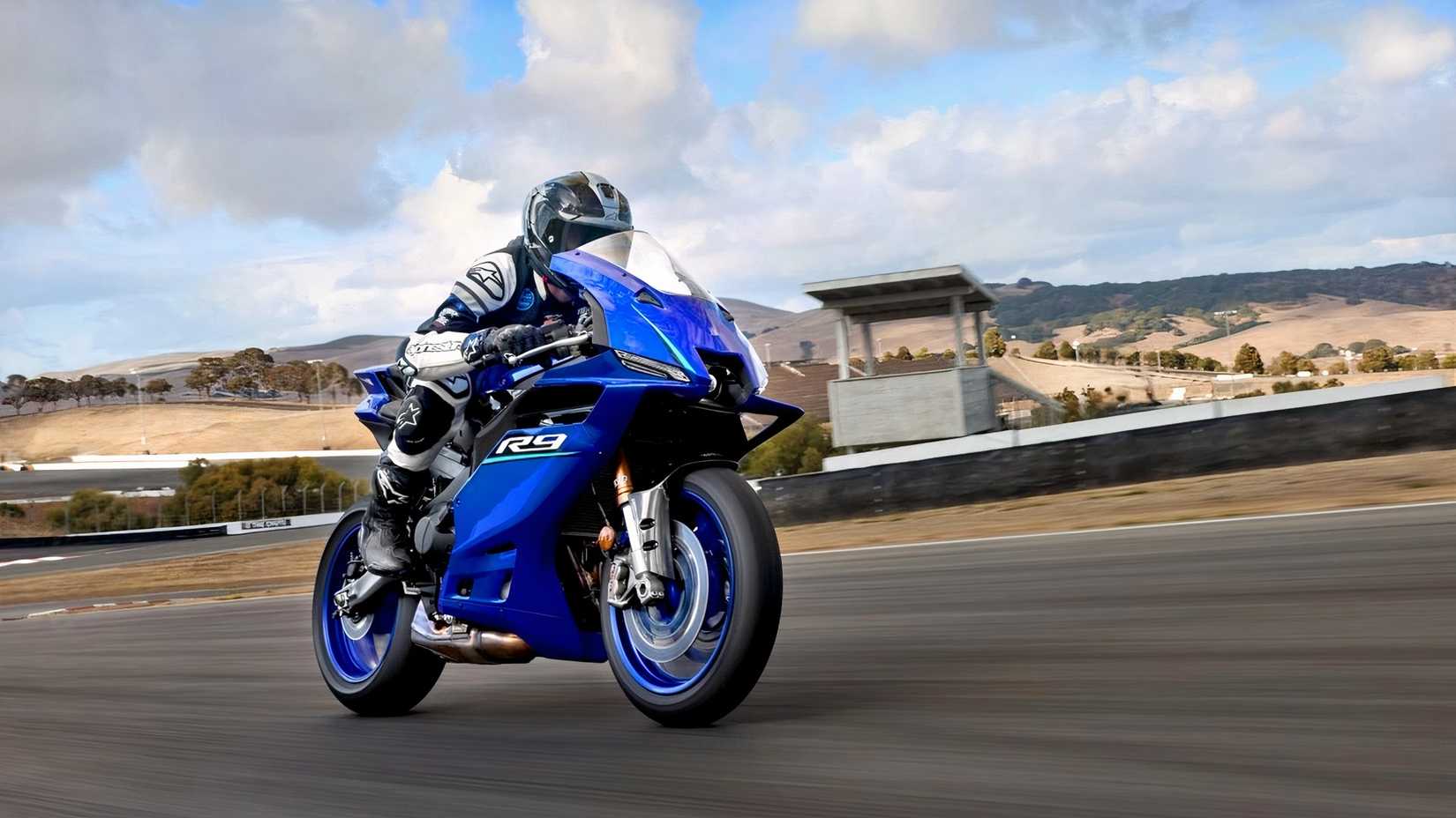 2026 Yamaha YZF-R9 vista frontal 3/4 da pista