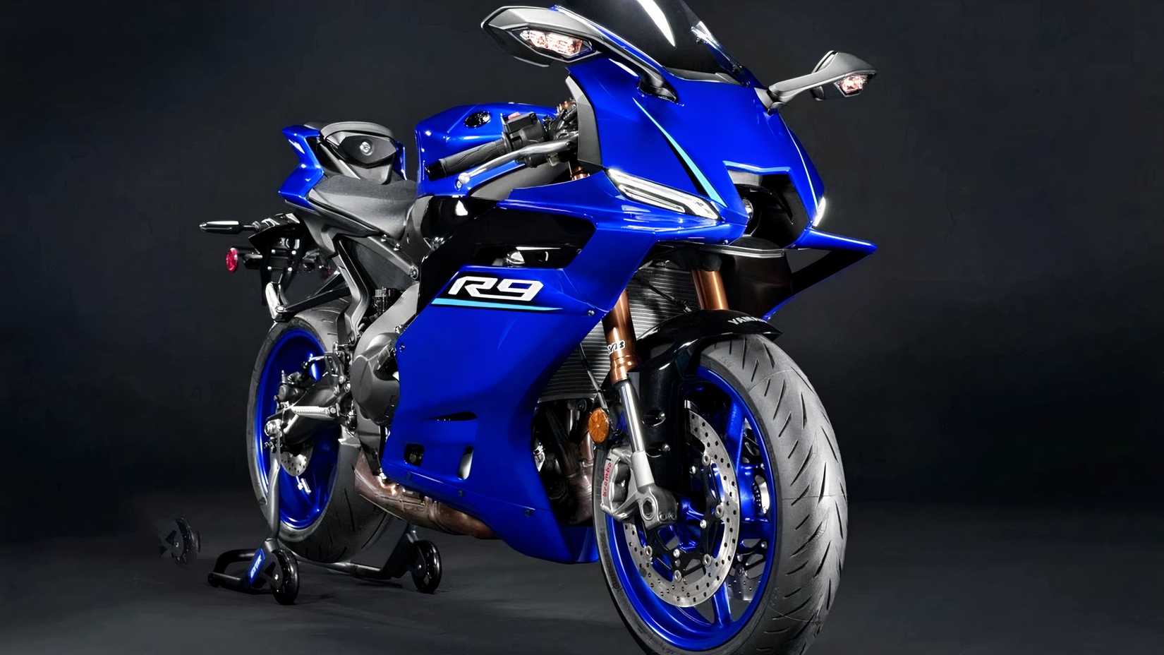 Vista frontal 3/4 da Yamaha YZF-R9 2026