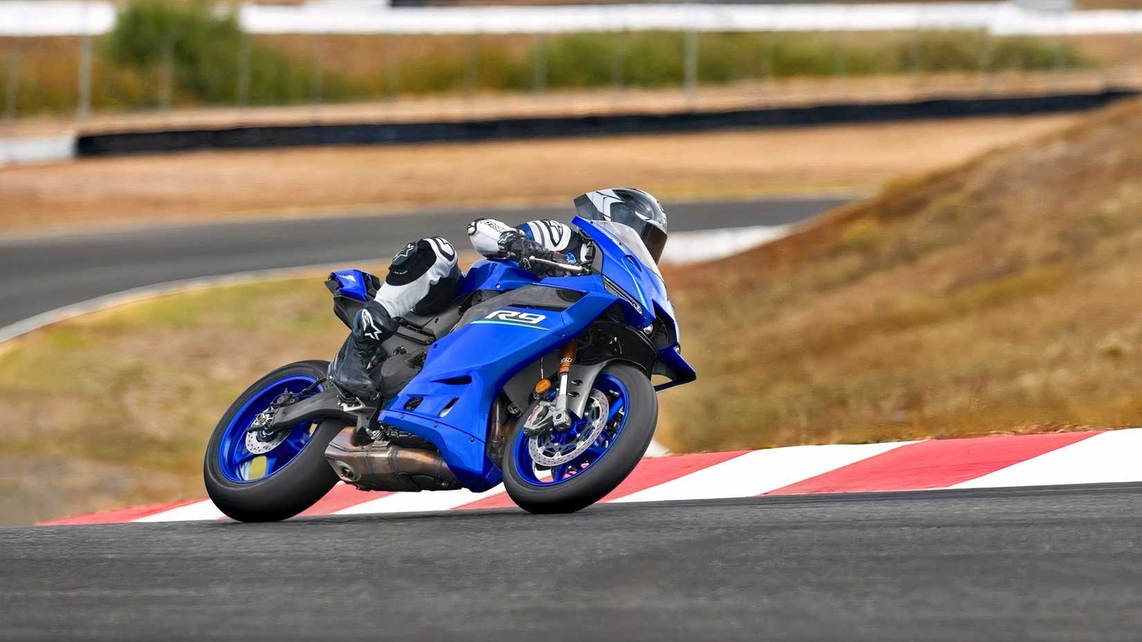 Foto da pista com vista lateral da Yamaha YZF-R9 2026