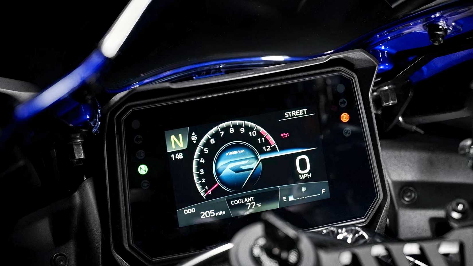 Foto aproximada da tela sensível ao toque Yamaha YZF-R9 2026