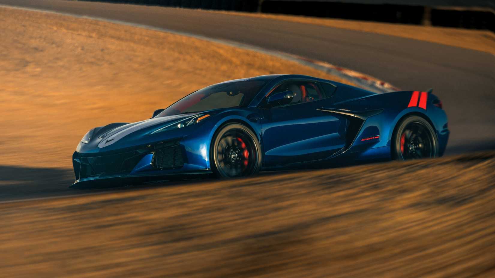 Foto de direção do Chevrolet Corvette Grand Sport 2027 na cor Admiral Blue Metallic