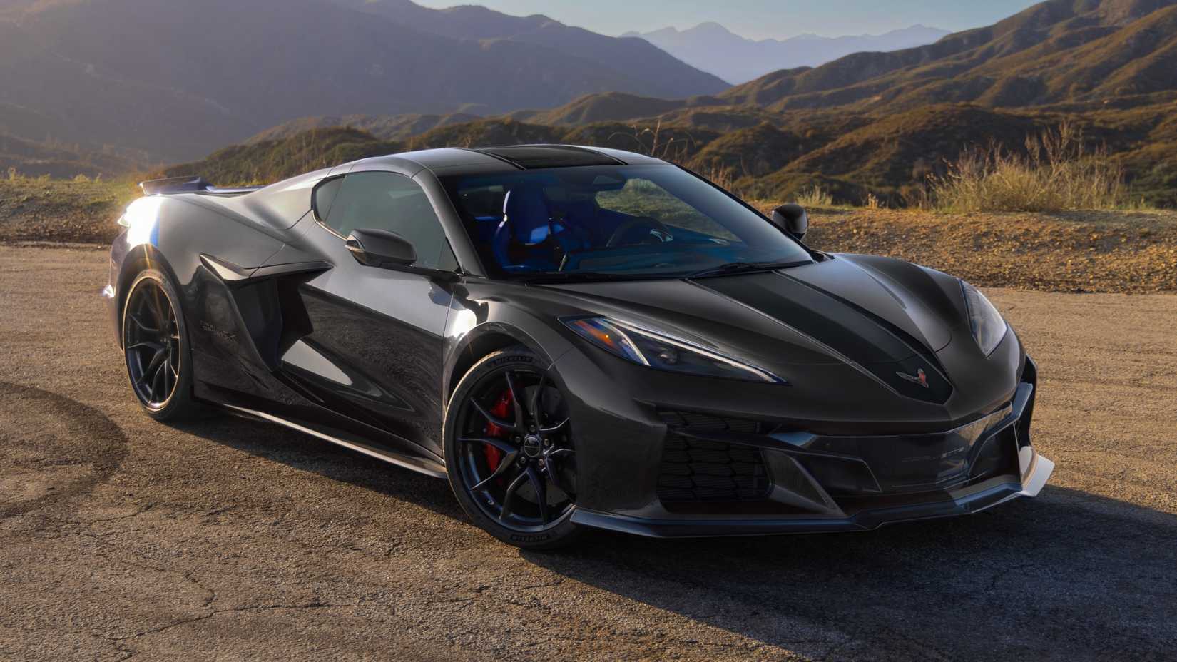 O Chevrolet Corvette Grand Sport X 2027 em Pitch Grey Metallic apresenta uma postura agressiva.