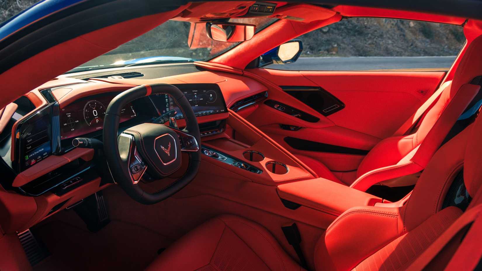 O Chevrolet Corvette Grand Sport 2027 com interior assimétrico Adrenaline Red