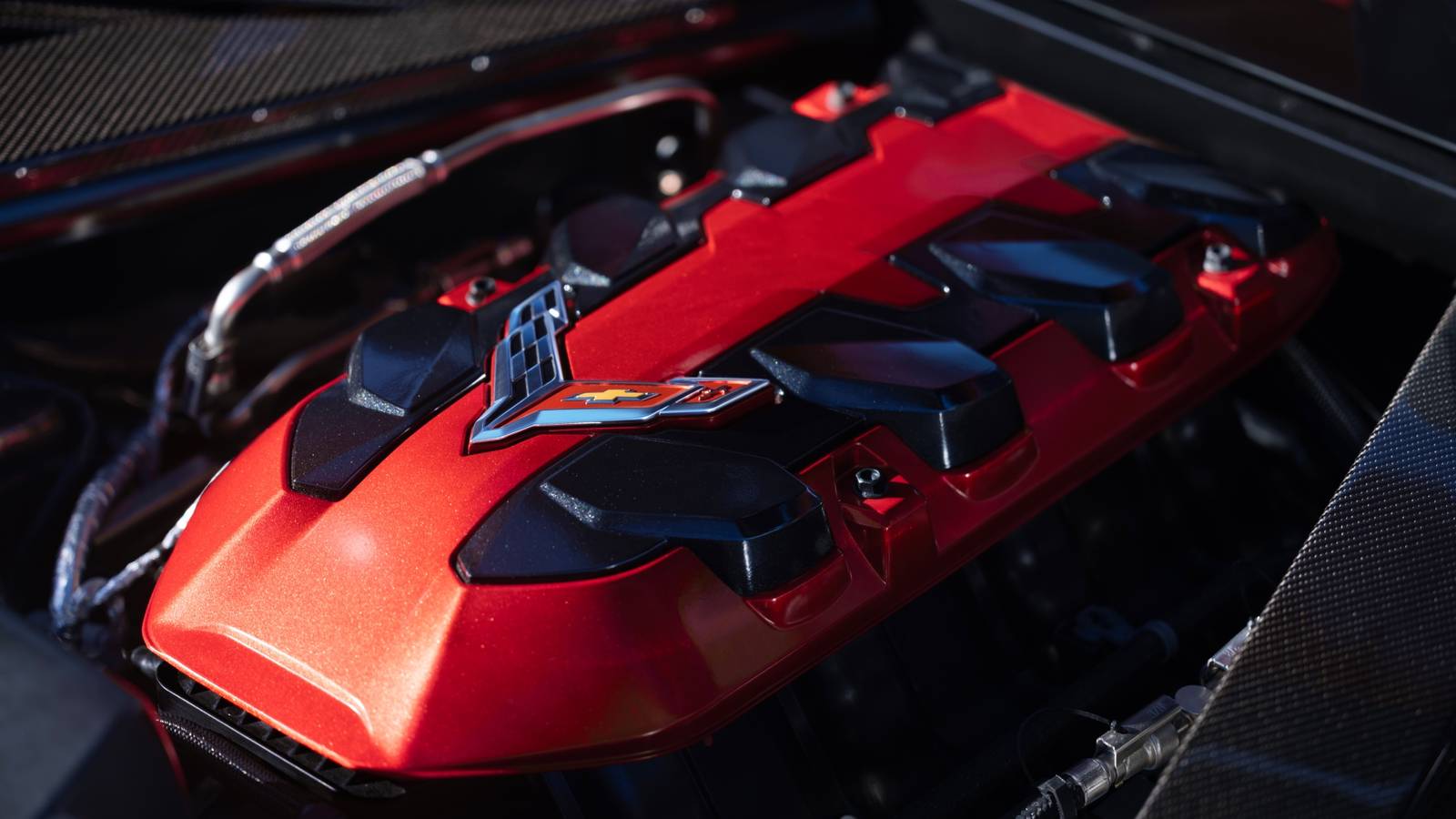 Un Corvette 2026 parcheggiato in un'area residenziale, con un'auto di lusso dietro di esso, mostra la sua capacità di mantenere il valore nel tempo