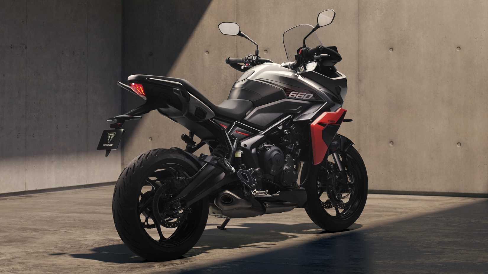 2026 Triumph Tiger Sport 660 em nova cor vista traseira do terceiro quarto