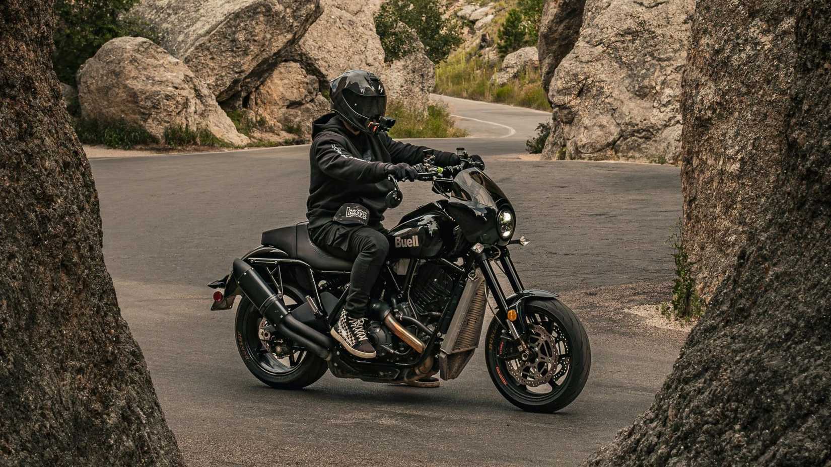 Une photo d'un motard sur la Buell Super Cruiser 2026 (image cinématographique)