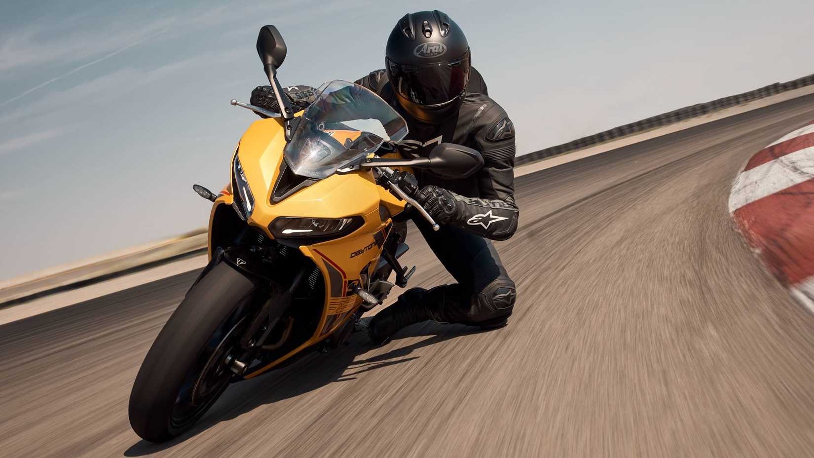 Foto de ação de um piloto ajoelhando-se em uma Daytona 660 2026