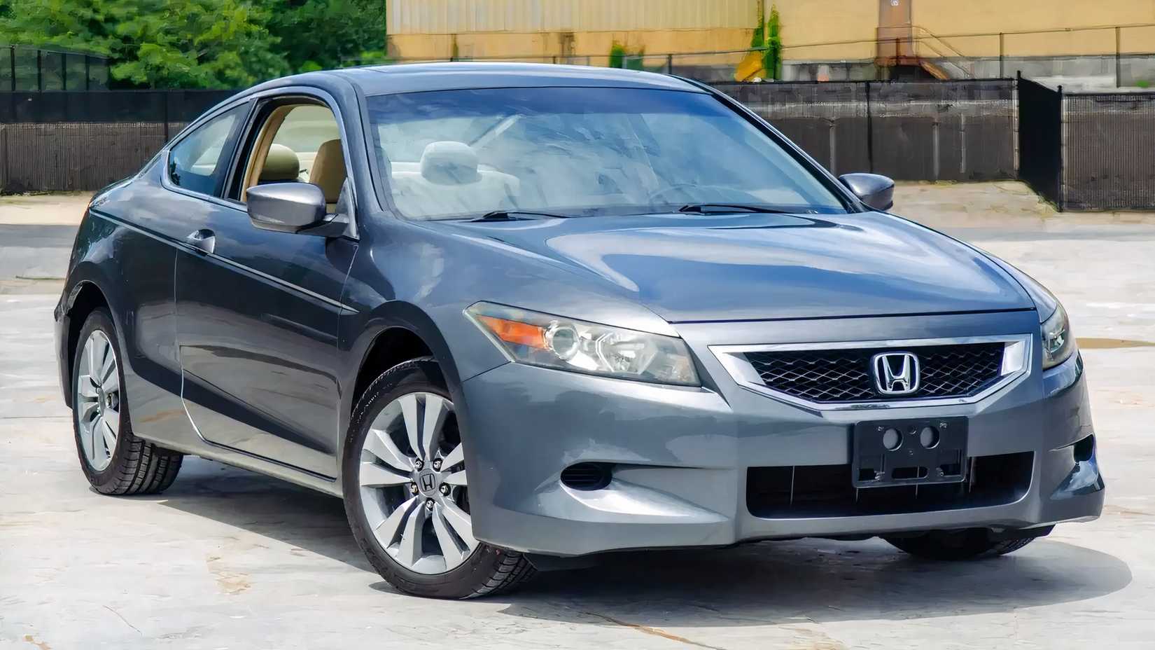 Honda Accord 2009 em cinza frontal estacionado 