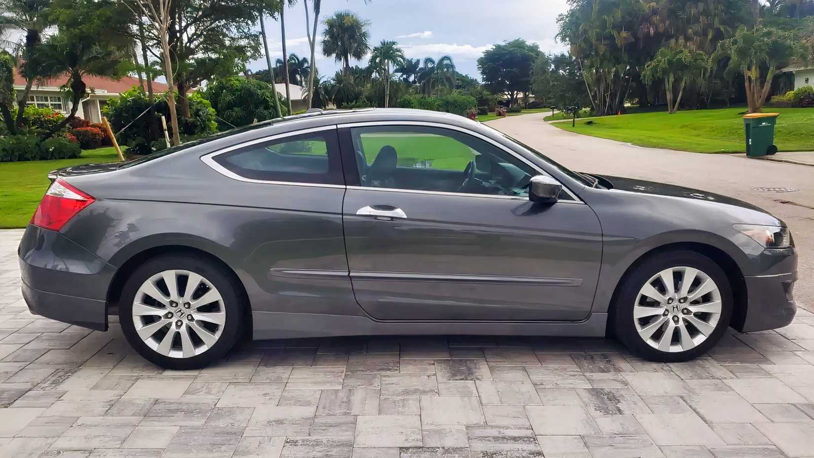 Honda Accord 2009 em cinza, foto lateral estacionada em uma garagem residencial