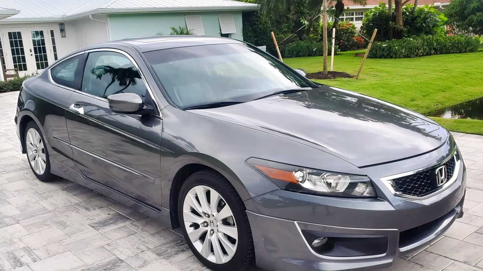 Honda Accord 2009 em cinza, foto frontal estacionada na garagem
