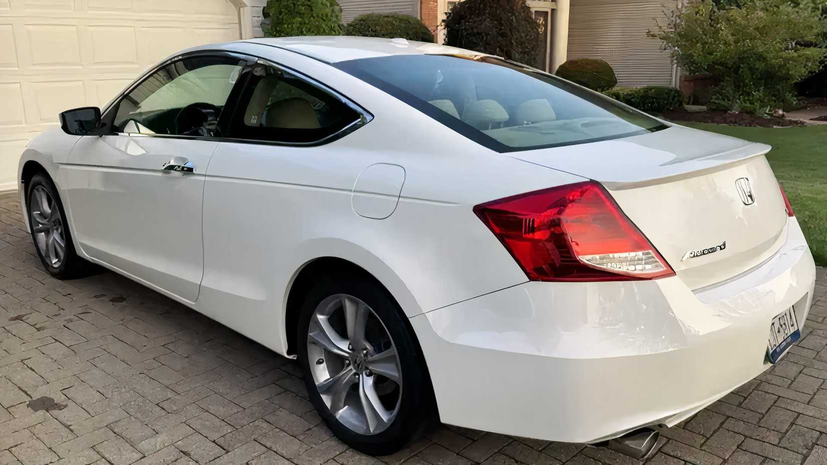 Honda Accord 2012 com foto traseira branca estacionada na garagem