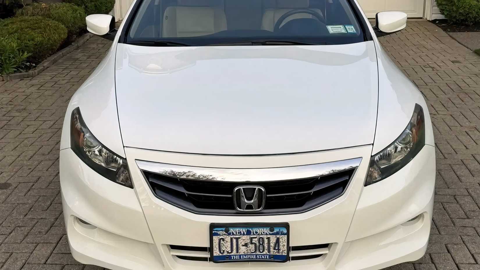 Honda Accord 2012 em close-up frontal branco na frente da casa