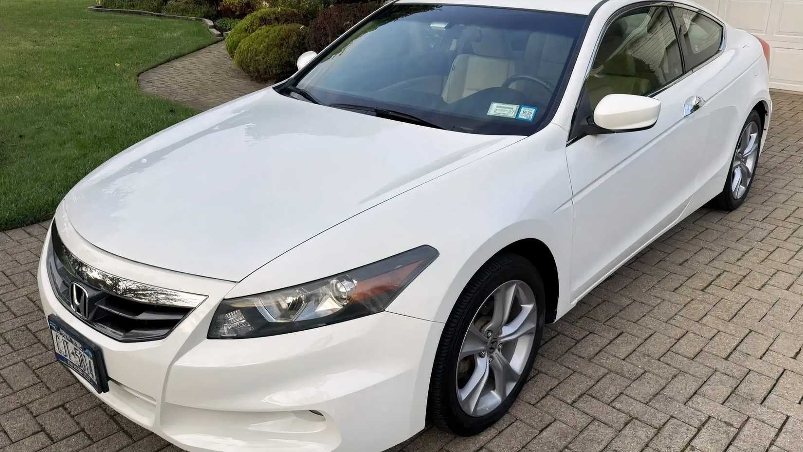 Honda Accord 2012 em branco, estacionado na garagem 
