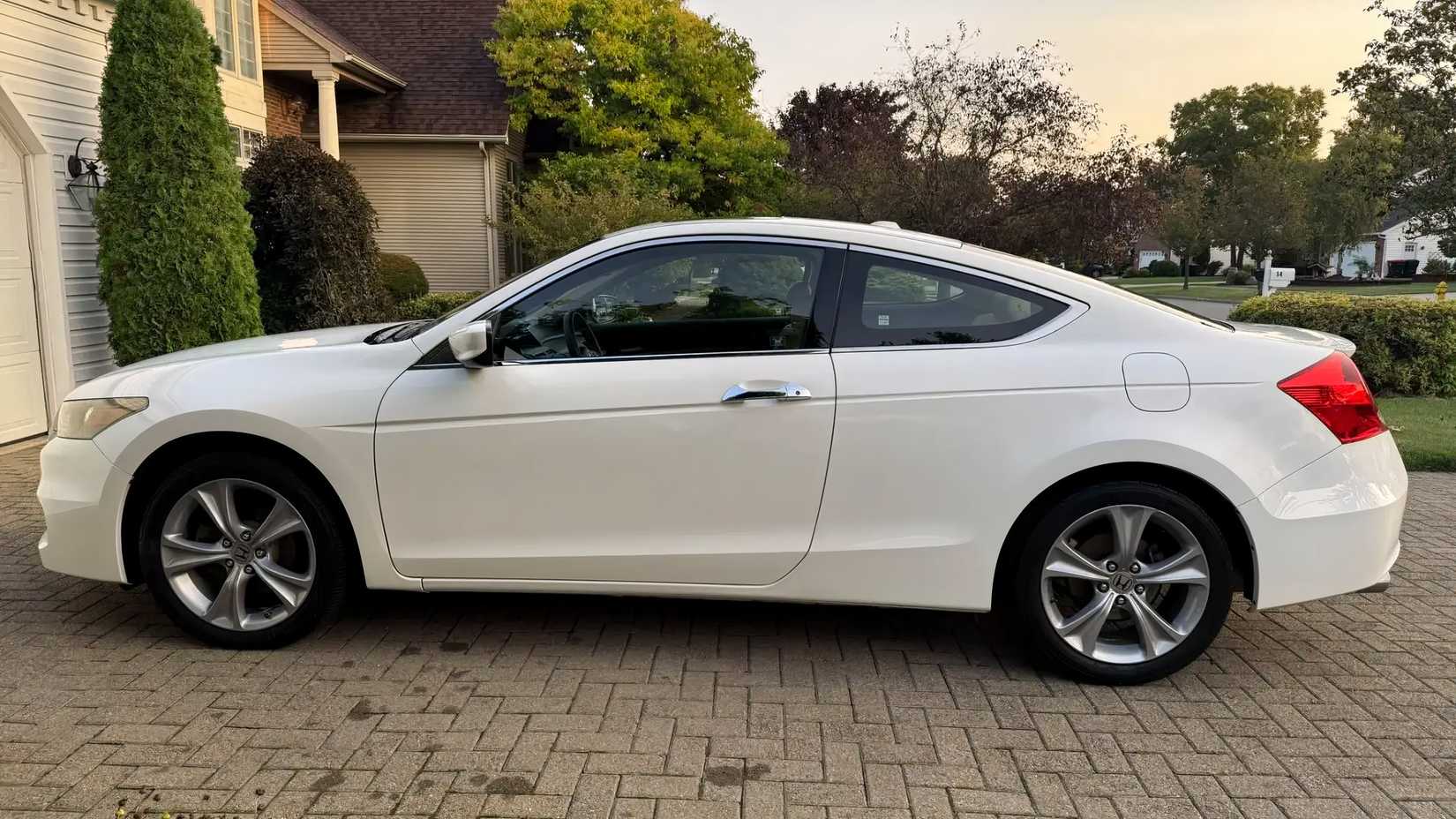Honda Accord 2012 em vista lateral branca estacionada na garagem