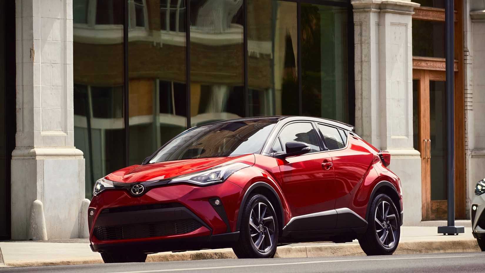 2020 Toyota CHR em vista lateral vermelha
