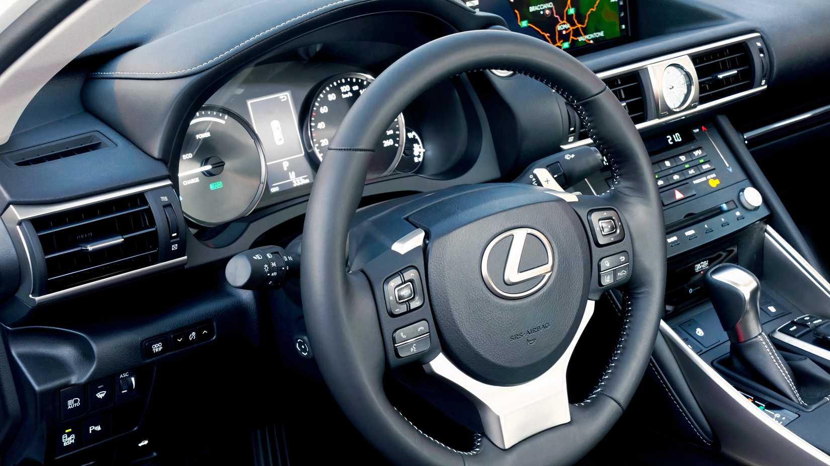 2017-lexus-is-300h interior 