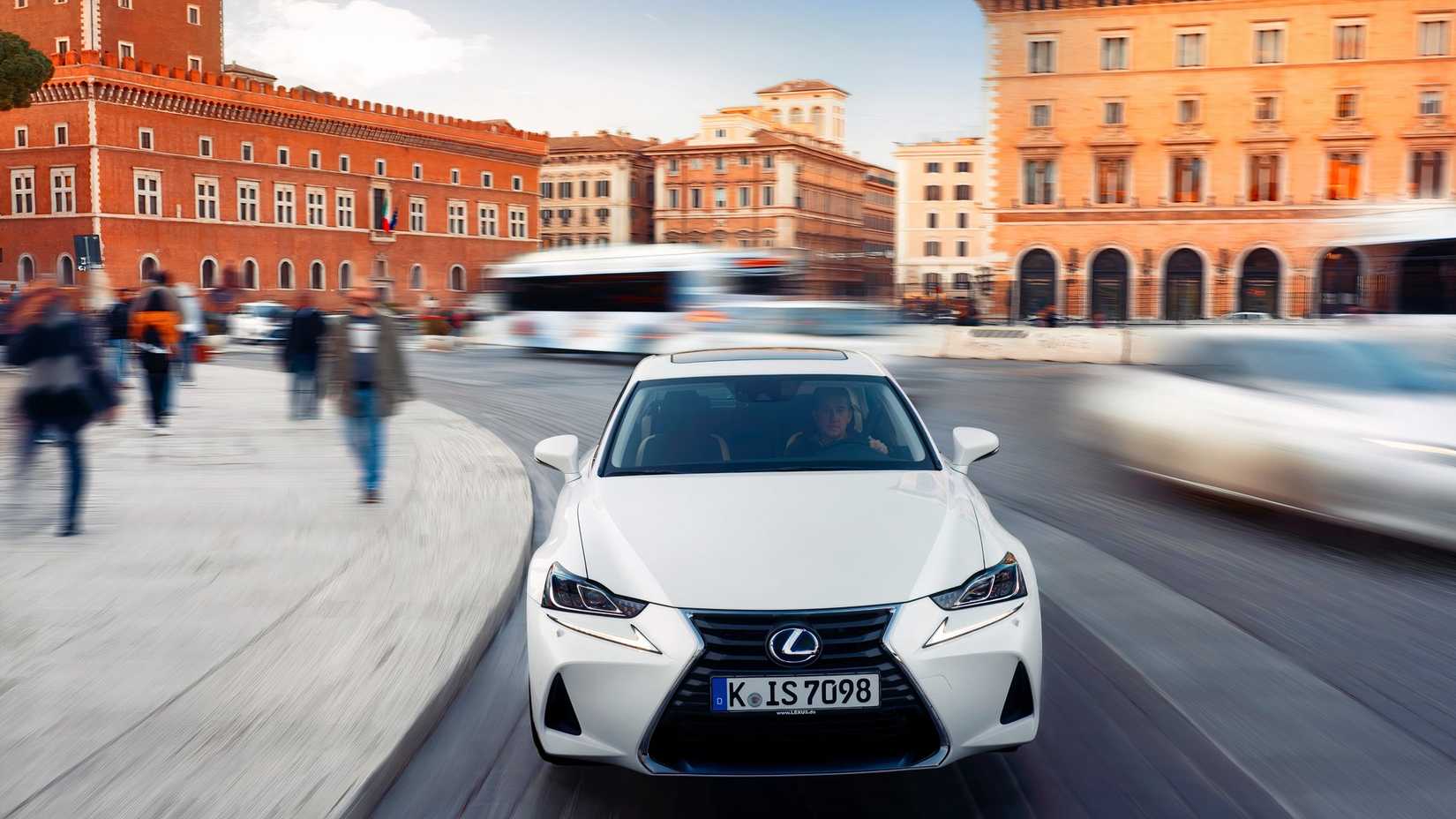 2017-lexus-é-300h-dinâmico