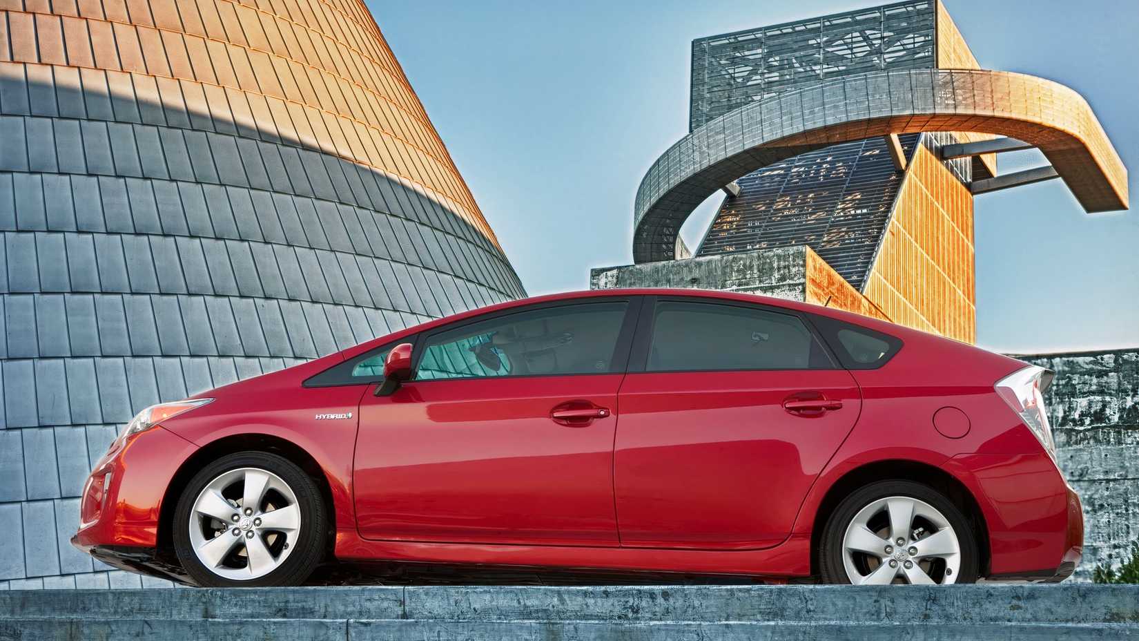 2012 Toyota Prius em vista lateral vermelha