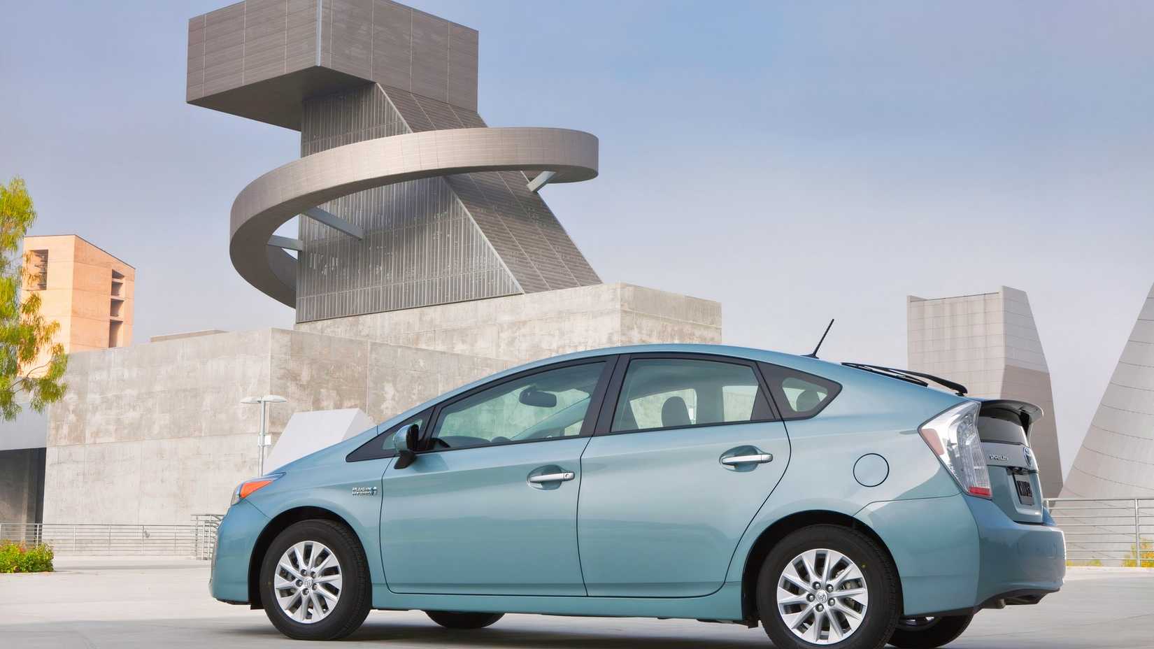 Vista lateral do Toyota Prius Híbrido 2012