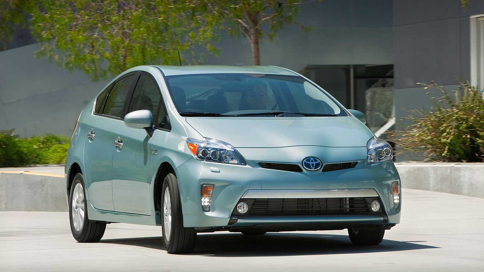 2012 Toyota Prius Hybrid Front Shot estacionado