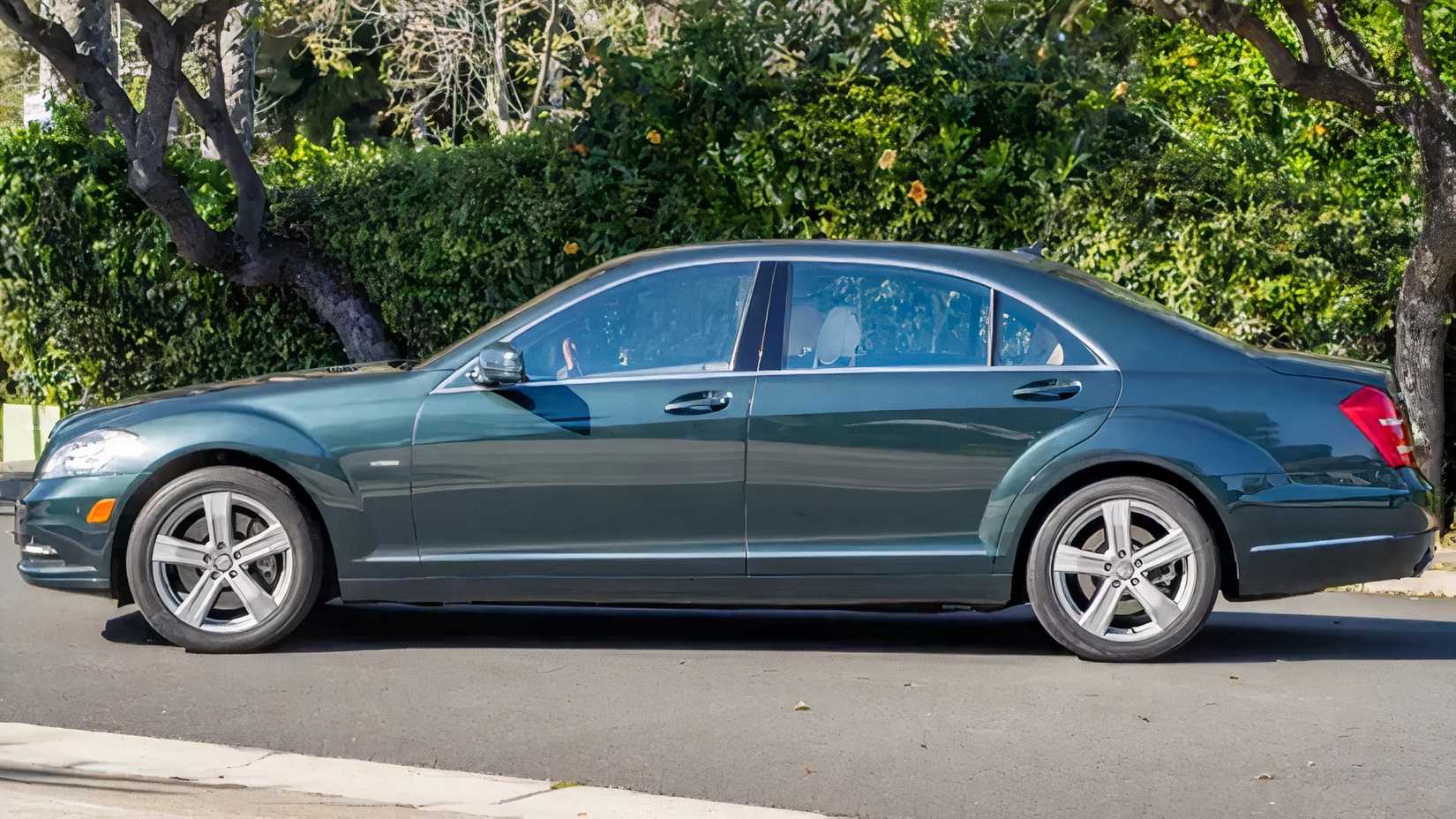 2012_mercedes-benz_s550 side view