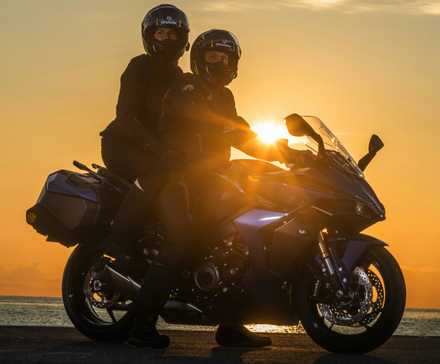 2026 Suzuki GSX-S1000GT+ com passageiro e bagagem, foto cinematográfica