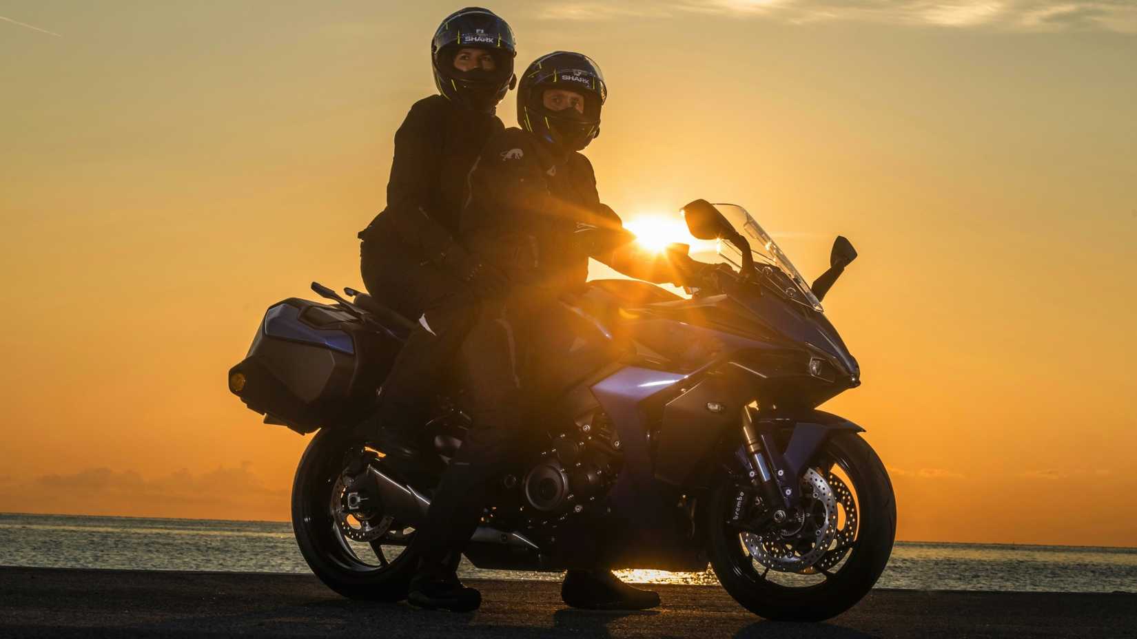 2026 Suzuki GSX-S1000GT+ com passageiro e bagagem, foto cinematográfica