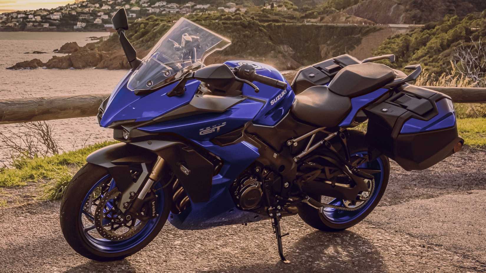 Bicicleta de turismo Suzuki GSX-S1000GT+ 2026 em vista frontal cinematográfica azul do terceiro quarto
