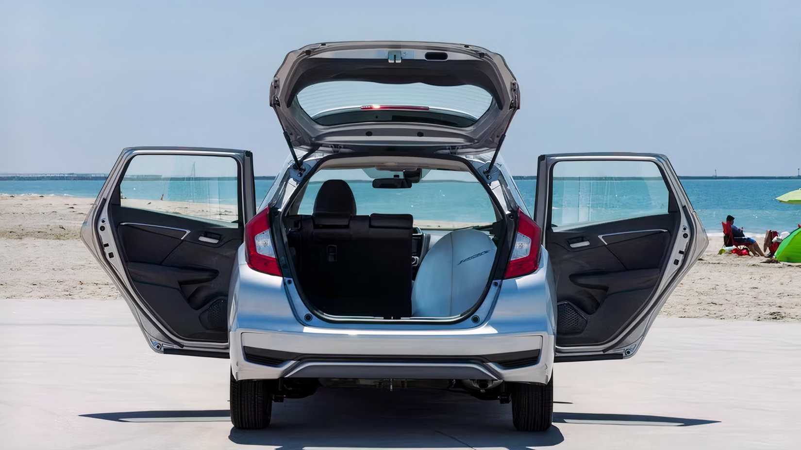 Foto traseira de um Honda Fit 2020 com todas as portas abertas